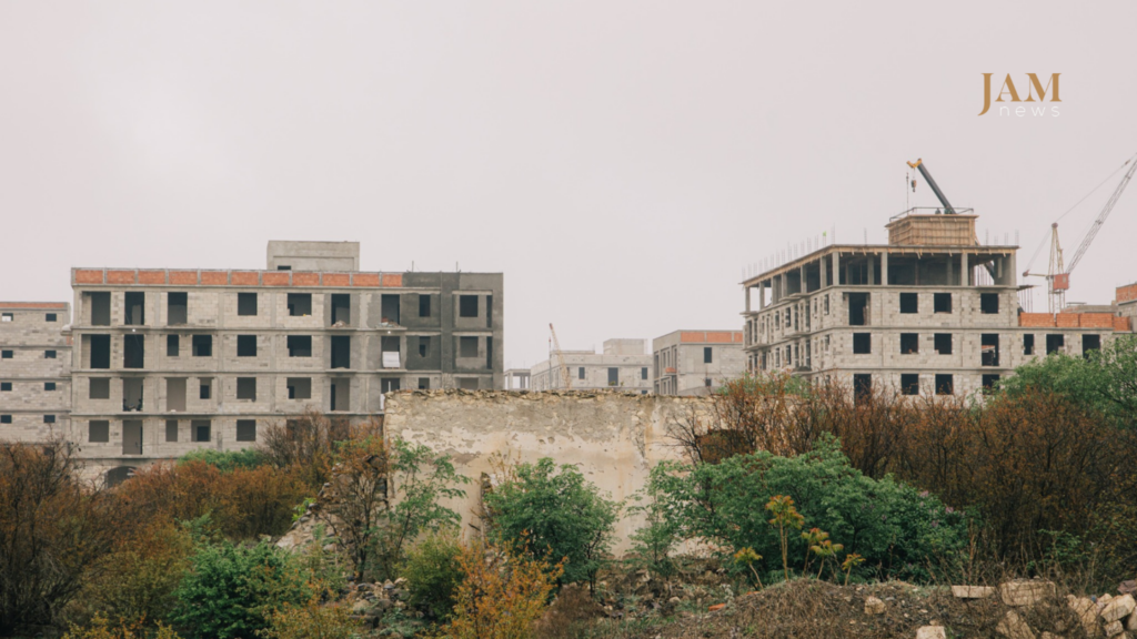 Aghdam. Au milieu des ruines, la construction est en cours. L'auteur note que même un hôtel a été construit. Photo: Jamnews