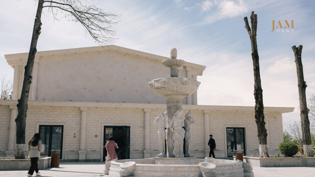 Lachin. L'ancien bâtiment du club de cinéma a été transformé en centre culturel et au premier cinéma du district. Photo: Jamnews