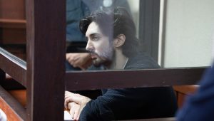 Un militant russe gracié par Kavelashvili reste en détention en attendant son expulsion