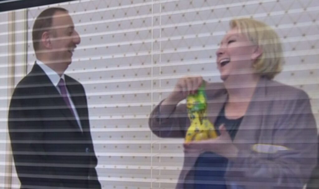 Karin Strenz présente un cadeau au président azerbaïdjanais Aliyev | Capture d'écran: azərtac