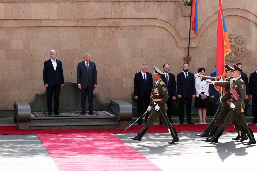 Accueillant Pezeshkian à Erevan