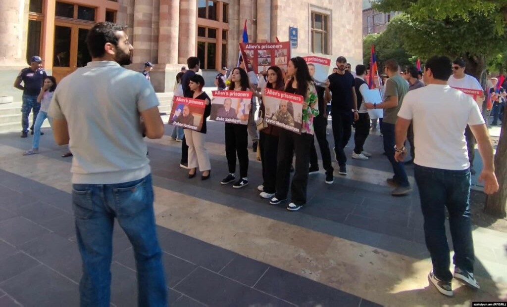 Des manifestants ont tenu des photographies d'Arméniens emprisonnés en Azerbaïdjanais