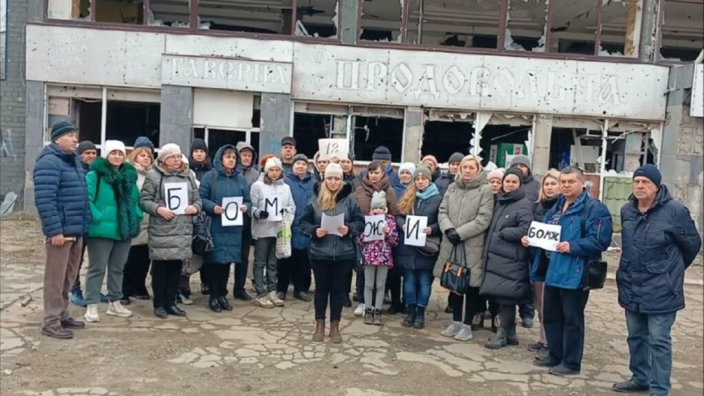Les gens tiennent des pancartes avec des lettres épelant le mot « Sans-abri ». Photo : Telegram Russia saisit des appartements en Ukraine