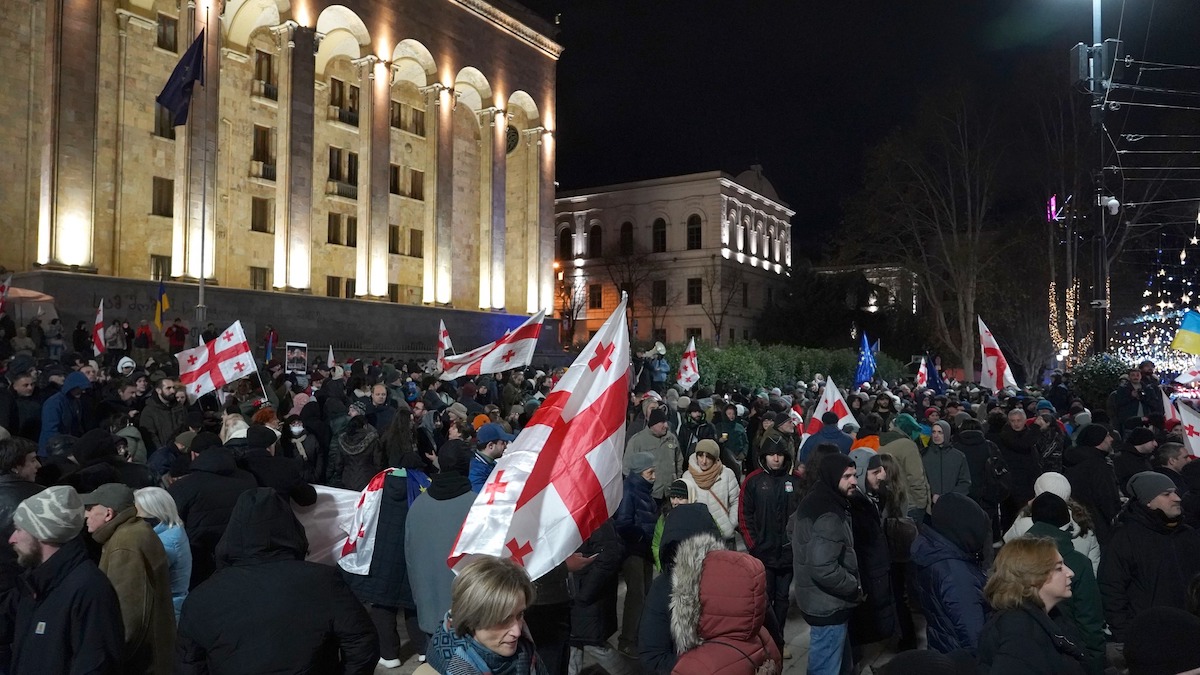 La Géorgie procède aux premières arrestations de manifestants qui se tenaient sur le trottoir