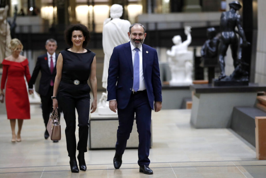 Anna Hakobyan et Nikol Pashinyan à Paris. 10 novembre 2018. Reuters / Ian Langsdon