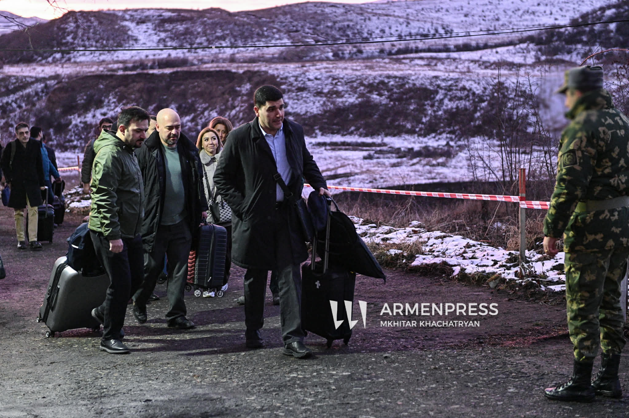 19 experts azerbaïdjanais traversent la frontière terrestre pour rencontrer pour la première fois leurs homologues arméniens