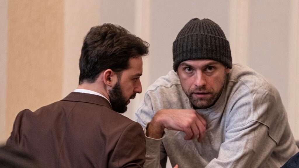 L'acteur Andro Chichinadze dans la salle d'audience en tant qu'accusé.