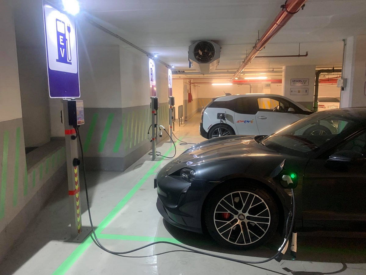 Borne de recharge pour véhicules électriques à Erevan. Nombre de voitures électriques en Arménie