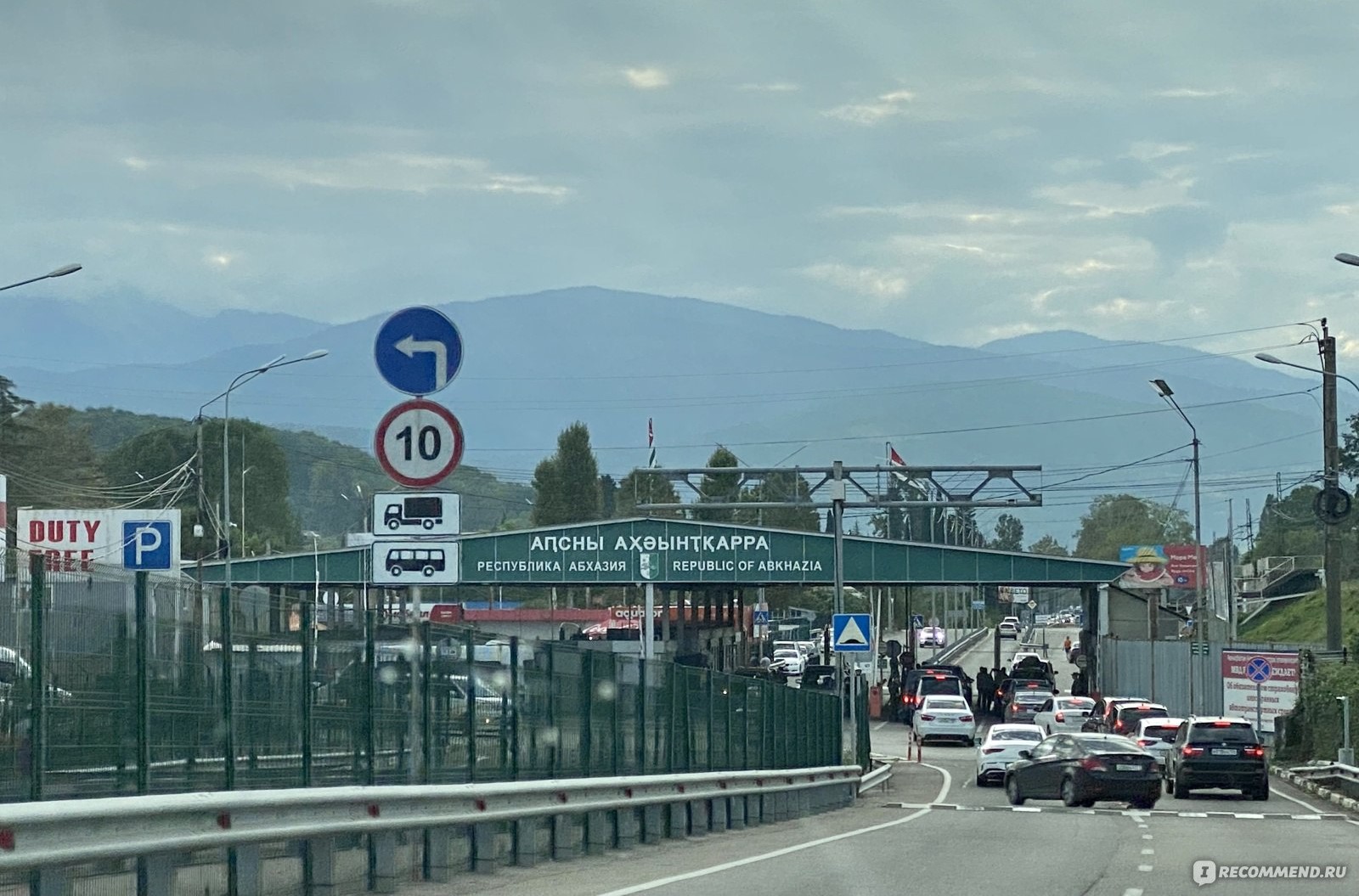 Des camionneurs abkhazes manifestent à la frontière russe