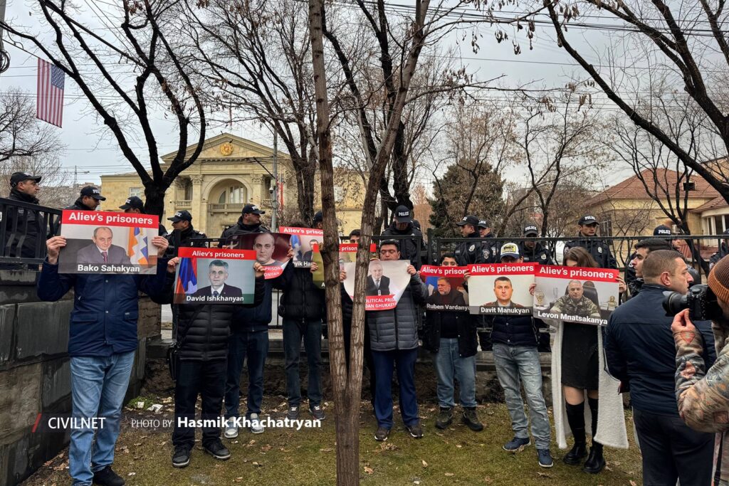 Les manifestants ont apporté des photos de ceux qu'ils réclament pour qu'ils soient libérés. Photo : CivilNet