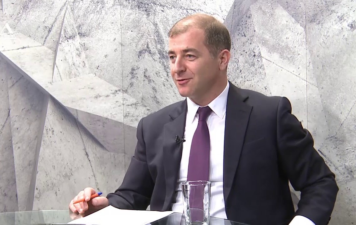 Le principal rival du président abkhaze se dit prêt à « se tenir à ses côtés » contre les « vautours »