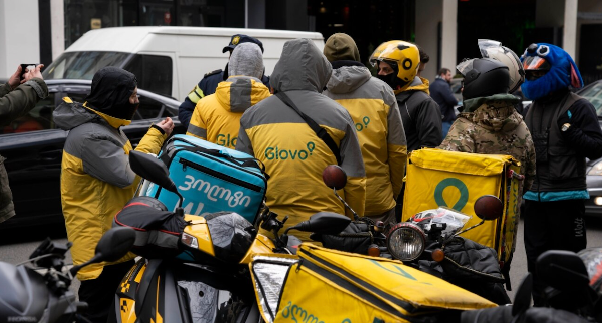 Les étrangers sans résidence permanente en Géorgie n'ont pas le droit de travailler comme chauffeurs de taxi, coursiers et guides touristiques