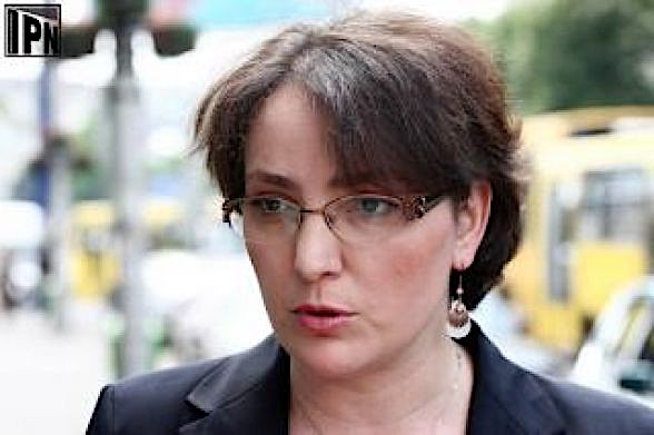 Tina Khidasheli est une ancienne députée du parti Georgian Dream (2012-2015) et une ancienne ministre de la Défense de Géorgie (2015-2016).