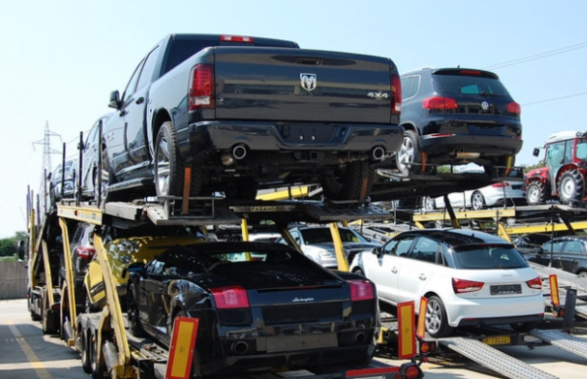 Des droits de douane plus élevés au lieu d’une interdiction : combien coûtera l’importation d’une voiture de plus de six ans en Géorgie ?