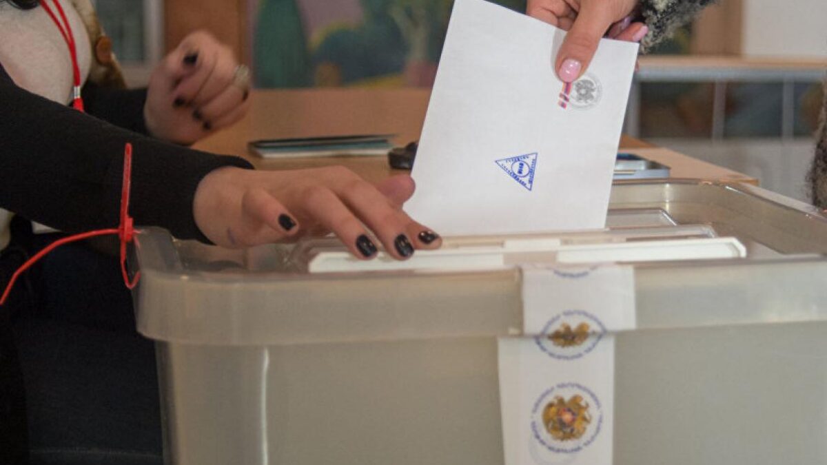 « La Russie essaie d'envoyer des dizaines de milliers d'électeurs aux élections en Arménie » : débat à Erevan