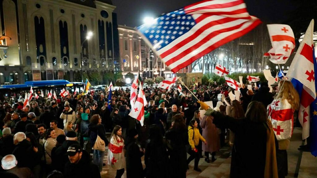 La marche traditionnelle du samedi a eu lieu à Tbilissi, appelant le parti au pouvoir, le Rêve géorgien, à ramener le pays sur la voie de l'intégration européenne. La 472e journée de manifestations continues a été consacrée à la solidarité avec les « prisonniers d’opinion » – des manifestants qui ont été arrêtés et condamnés. Parmi les milliers de personnes qui ont participé à la marche, beaucoup portaient des affiches avec leurs portraits.