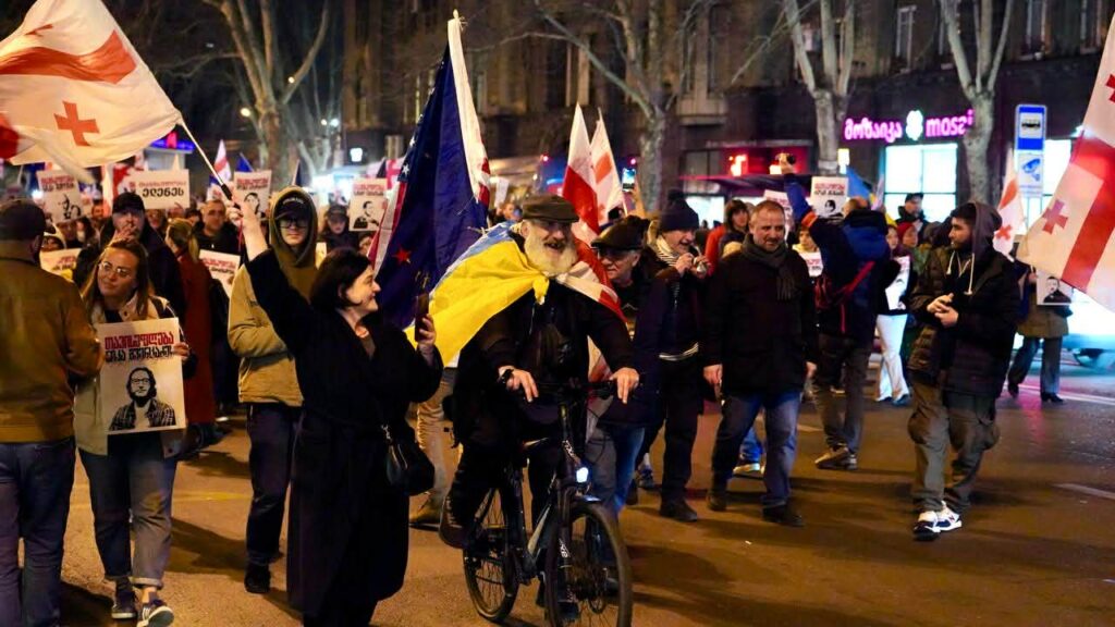 La marche traditionnelle du samedi a eu lieu à Tbilissi, appelant le parti au pouvoir, le Rêve géorgien, à ramener le pays sur la voie de l'intégration européenne. La 472e journée de manifestations continues a été consacrée à la solidarité avec les « prisonniers d’opinion » – des manifestants qui ont été arrêtés et condamnés. Parmi les milliers de personnes qui ont participé à la marche, beaucoup portaient des affiches avec leurs portraits.