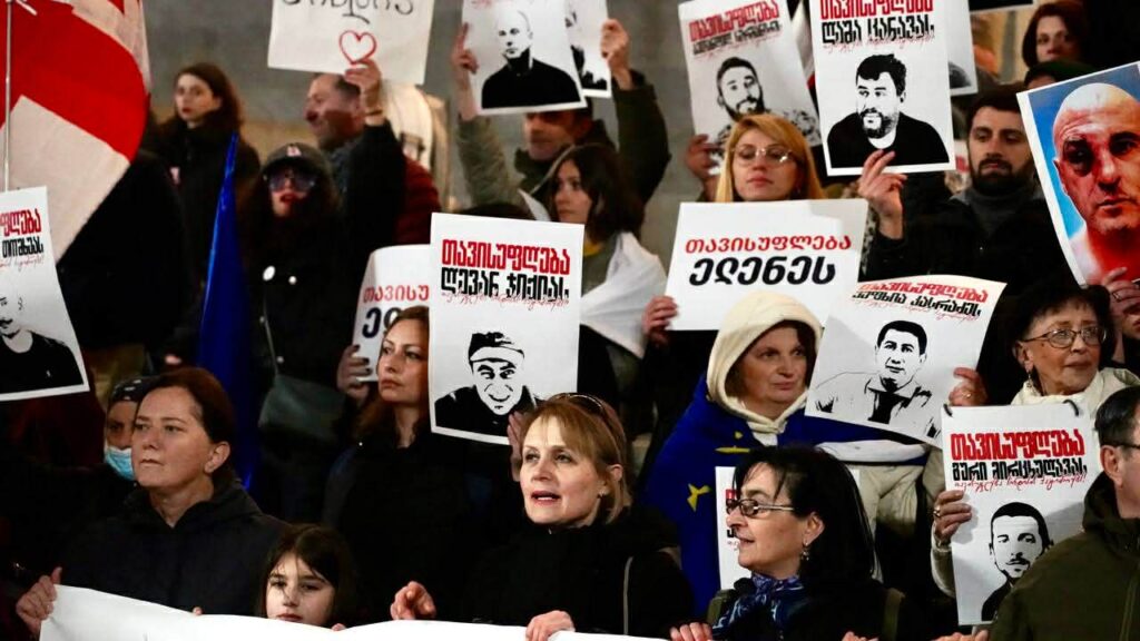 La marche traditionnelle du samedi a eu lieu à Tbilissi, appelant le parti au pouvoir, le Rêve géorgien, à ramener le pays sur la voie de l'intégration européenne. La 472e journée de manifestations continues a été consacrée à la solidarité avec les « prisonniers d’opinion » – des manifestants qui ont été arrêtés et condamnés. Parmi les milliers de personnes qui ont participé à la marche, beaucoup portaient des affiches avec leurs portraits.