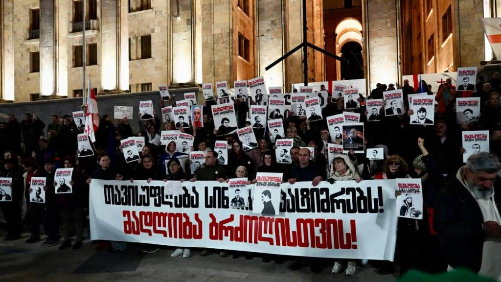 La marche traditionnelle du samedi a eu lieu à Tbilissi, appelant le parti au pouvoir, le Rêve géorgien, à ramener le pays sur la voie de l'intégration européenne. La 472e journée de manifestations continues a été consacrée à la solidarité avec les « prisonniers d’opinion » – des manifestants qui ont été arrêtés et condamnés. Parmi les milliers de personnes qui ont participé à la marche, beaucoup portaient des affiches avec leurs portraits.