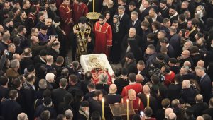 Drapeaux en berne alors que la foule se rassemble à la cathédrale Holy Trinity – La Géorgie fait ses adieux au patriarche. Photo