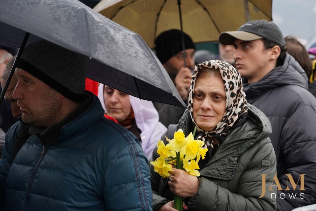 Khatuna Vardanidze, tenant des jonquilles jaunes, fait la queue depuis plus de trois heures pour rendre un dernier hommage au patriarche. Elle dit qu'elle est paroissienne de la cathédrale, qu'elle a rencontré le patriarche à plusieurs reprises et que cette journée est particulièrement difficile pour elle.