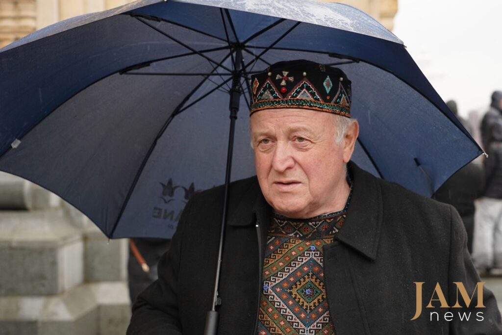 David Rativekov a spécialement choisi sa tenue pour aujourd'hui. Sa tenue a été cousue il y a de nombreuses années au Patriarcat avec la bénédiction du Patriarche pour les membres de l'ensemble « Urmuli ».
