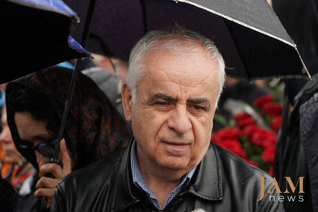 Zourab Okropiridze a rencontré le Patriarche en 2012, lorsque celui-ci a béni sa famille. Pendant trois jours, des dizaines de milliers de personnes à Tbilissi ont fait la queue pendant des heures pour rendre un dernier hommage au Catholicos-Patriarche de Géorgie, Sa Sainteté Ilia II.
