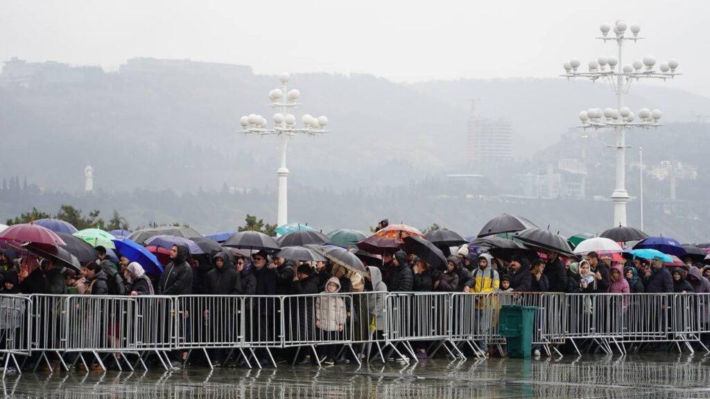 Pendant trois jours, des dizaines de milliers de personnes à Tbilissi ont fait la queue pendant des heures pour rendre un dernier hommage au Catholicos-Patriarche de Géorgie, Sa Sainteté Ilia II.