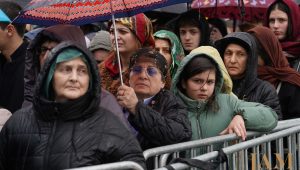 À Tbilissi, des milliers de personnes font la queue pendant des heures pour rendre hommage au patriarche. Photos