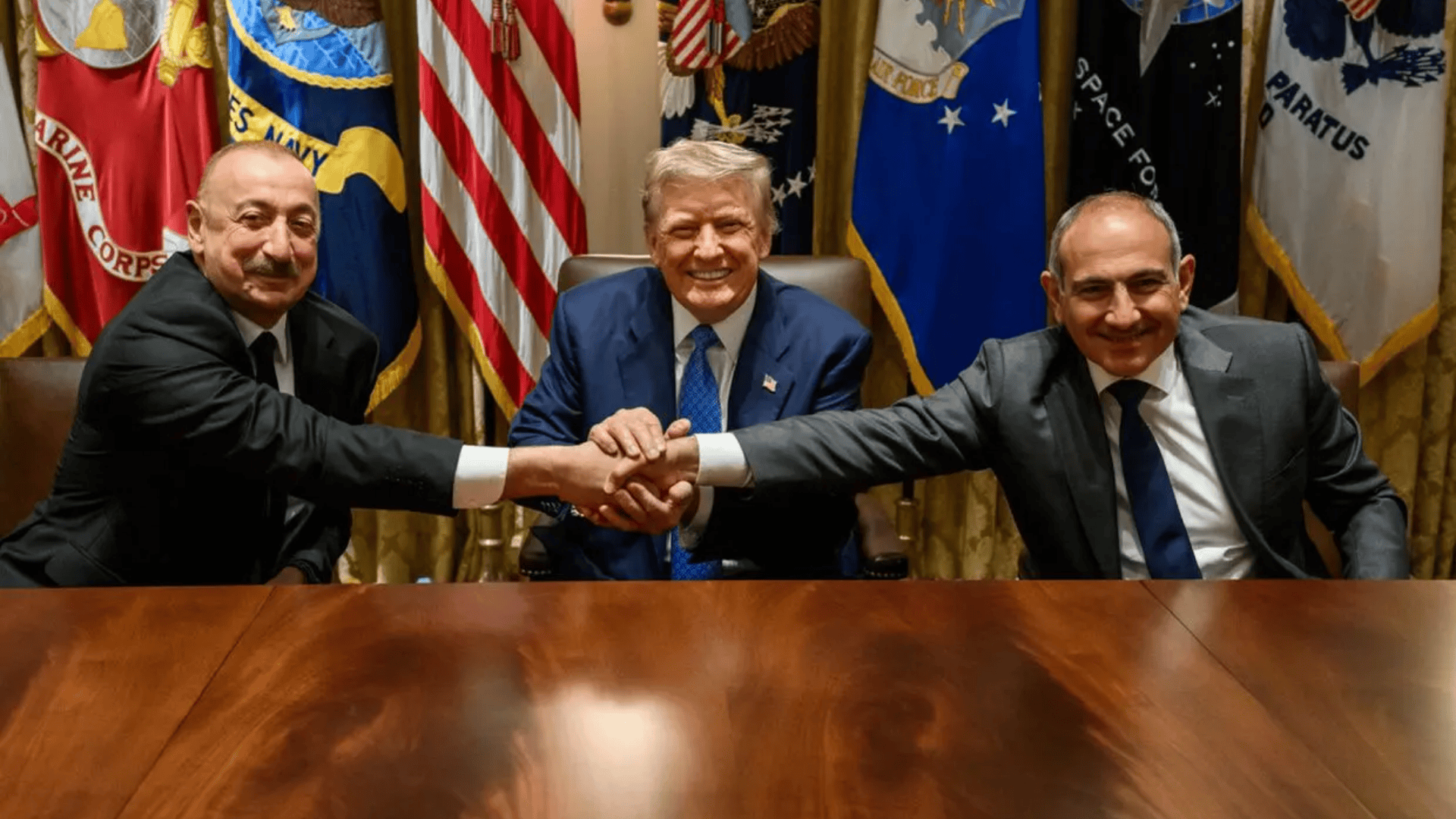 Aliyev, Trump et Pashinyan posent pour une photo après leur rencontre à Washington | Photo de : Maison Blanche