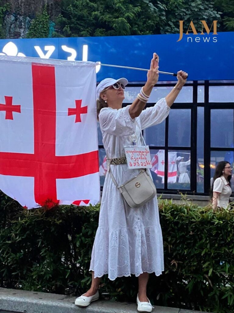 La 571e journée consécutive de manifestations, dont la principale revendication est que la Géorgie remplisse les conditions de l'Union européenne et reprenne le processus d'intégration du pays à l'UE.