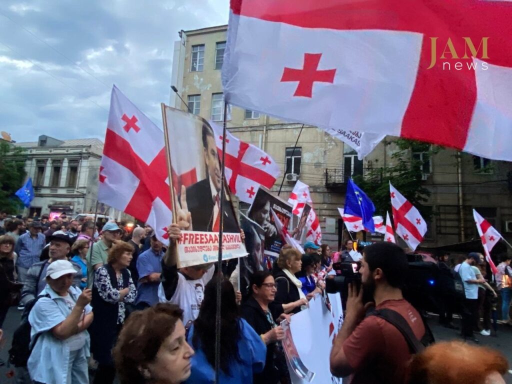La 571e journée consécutive de manifestations, dont la principale revendication est que la Géorgie remplisse les conditions de l'Union européenne et reprenne le processus d'intégration du pays à l'UE.