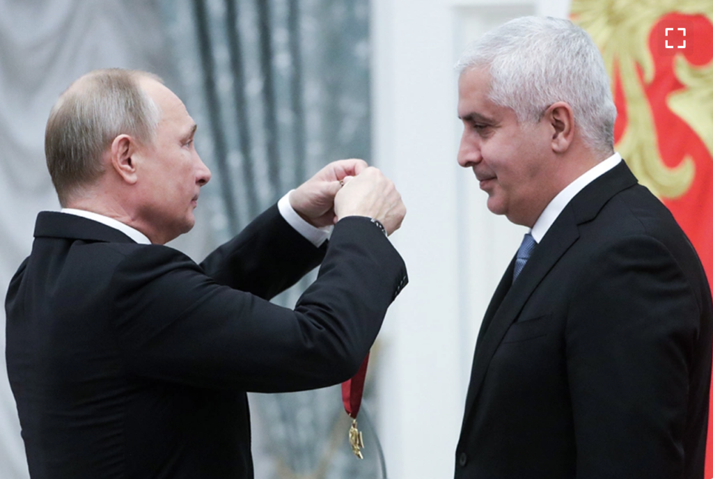 Le président Vladimir Poutine décerne à Marat Kambolov l
