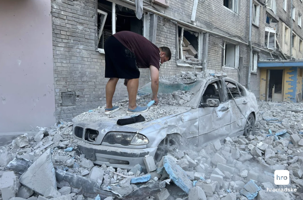 Nikita démonte une voiture sous les décombres. Maria Yurkian/Hromadske