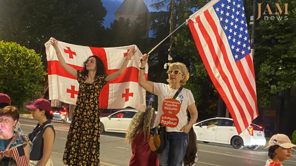 La marche de Tbilissi soutient les femmes emprisonnées suite aux manifestations – reportage photo du blog "Protestations en Géorgie"