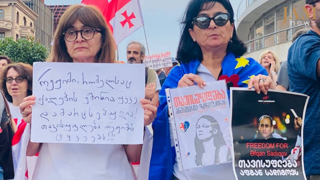 La marche de Tbilissi soutient les femmes emprisonnées suite aux manifestations – reportage photo du blog "Protestations en Géorgie"