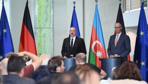 Aliyev confirme les négociations secrètes Russie-Allemagne à Bakou lors de sa visite à Berlin et exhorte l&rsquo;Europe à investir en Azerbaïdjan