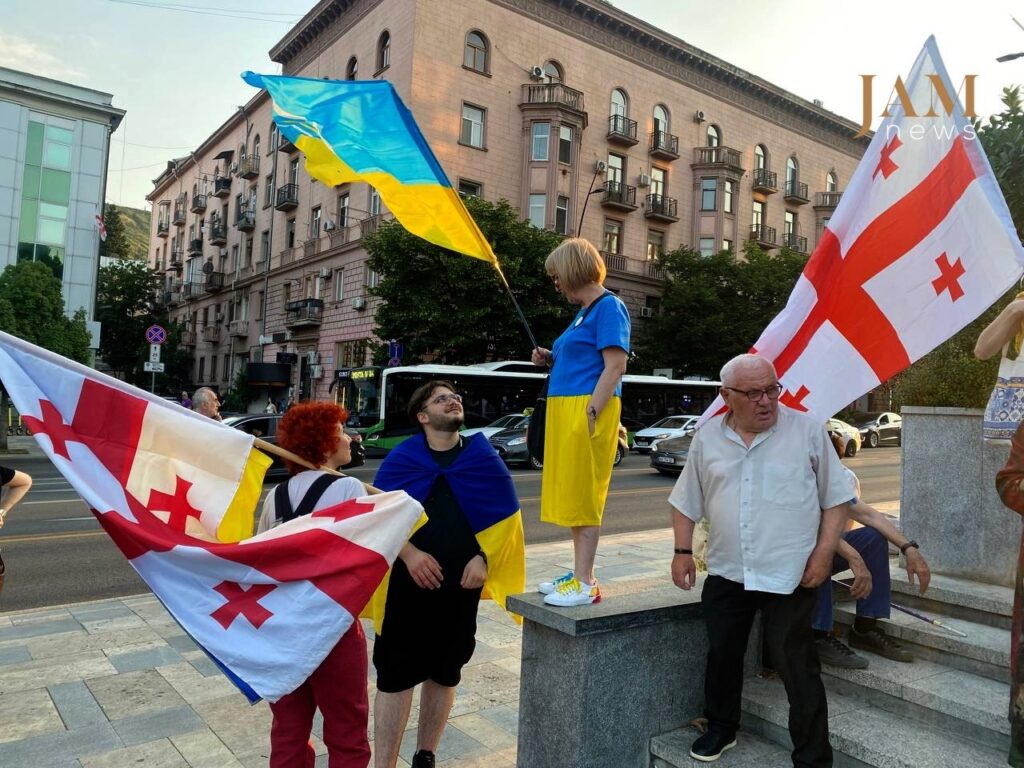 Une marche à Tbilissi rend hommage aux combattants géorgiens en Ukraine