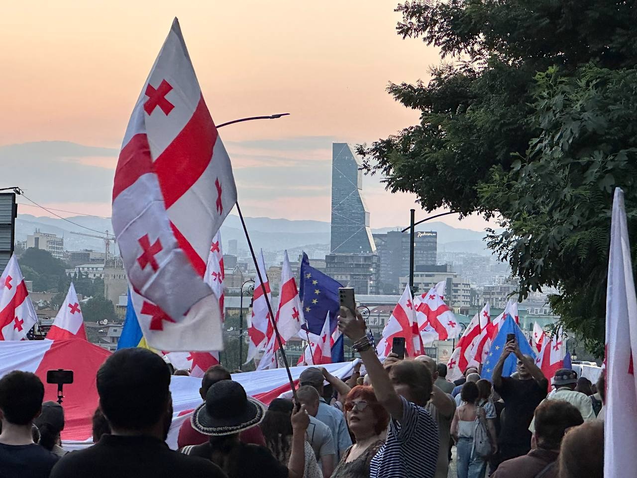 D'Avlabari au Parlement : nouvel itinéraire pour les marches pro-européennes à Tbilissi. Blog vidéo "Manifestations en Géorgie"