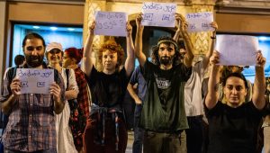 Des manifestants géorgiens condamnés à des peines de plusieurs jours de prison et à une amende pour avoir affiché des affiches