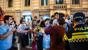 La Géorgie arrête des manifestants pour des affiches demandant si Ivanishvili est un « connard »