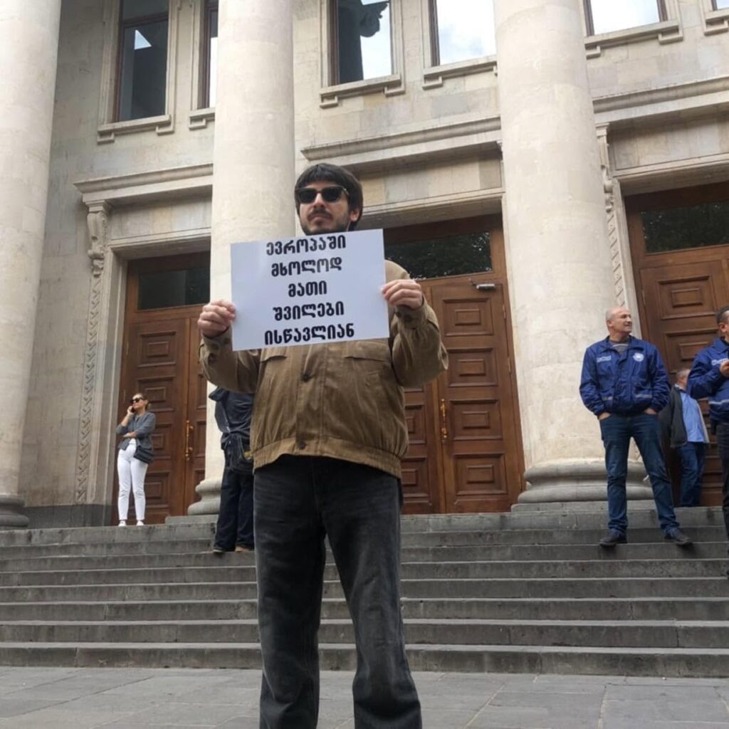 « Seuls leurs enfants étudient en Europe », peut-on lire sur la pancarte tenue par Onise Okriashvili lors d'une de ses manifestations individuelles. Le manifestant géorgien Onise Okriashvili battu

