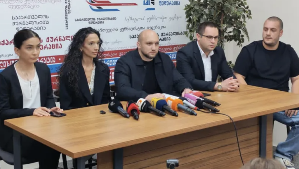 Giorgi Kartvelishvili (troisième en partant de la gauche) lors du briefing.