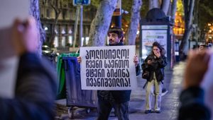Un comédien géorgien attaqué pour une plaisanterie après une campagne de diffamation médiatique pro-gouvernementale