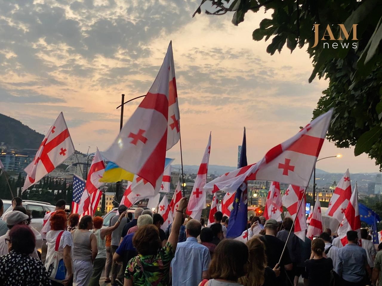 "Pour une Géorgie sûre et forte" : marche de samedi à Tbilissi. Blog vidéo des manifestations en Géorgie