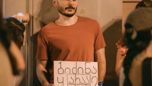 Les autorités géorgiennes condamnent un homme pour une affiche se moquant d&rsquo;Ivanishvili quelques jours après son arrestation pour les mêmes motifs