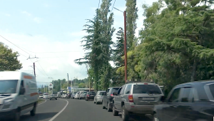 De graves pénuries d&rsquo;essence frappent l&rsquo;Abkhazie sur fond de crise du carburant en Russie suite aux attaques ukrainiennes — VIDEO
