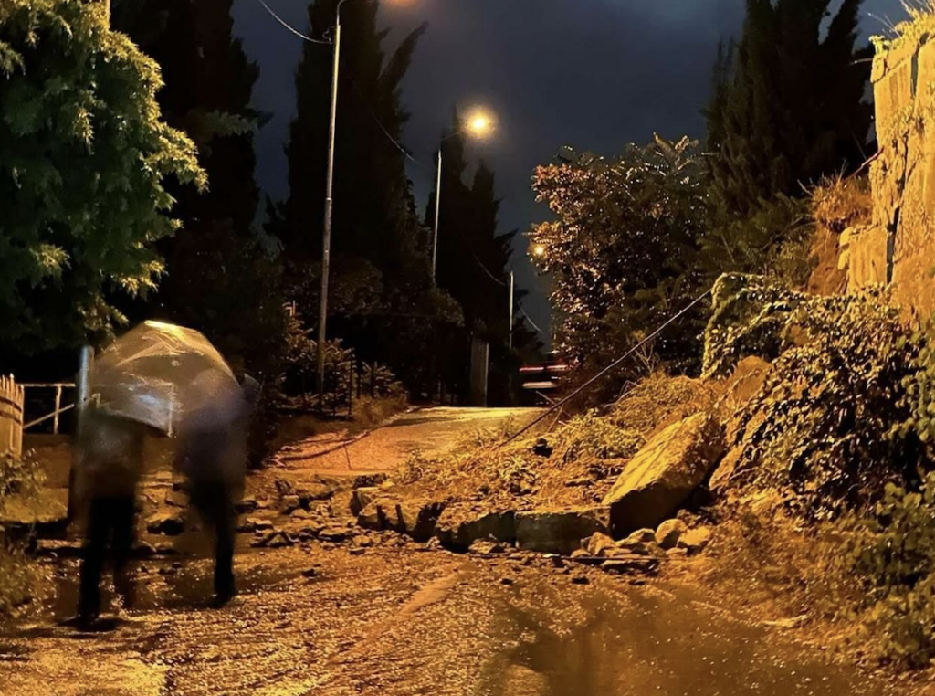 De fortes pluies inondent les rues, les sous-sols et les stations de métro de Tbilissi – vidéo
