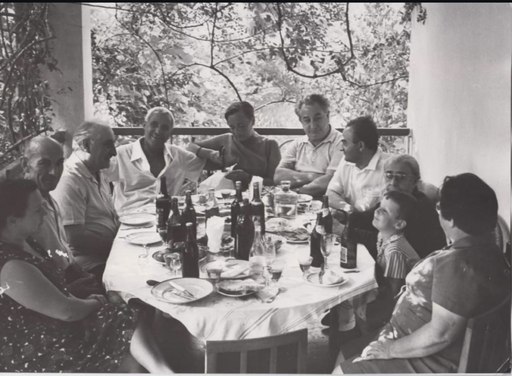 Agudzera, Abkhazie. Membres de la famille et invités de l'écrivain Georgy Gulia à la datcha familiale, années 1970. Photo du compte Instagram du Gulia House Museum.