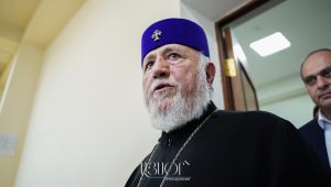 Le Catholicos arménien Garegin II assiste à la première audience du procès pénal